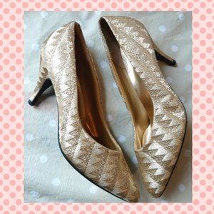 NWOT Anne Michelle Golden stilettos pumps